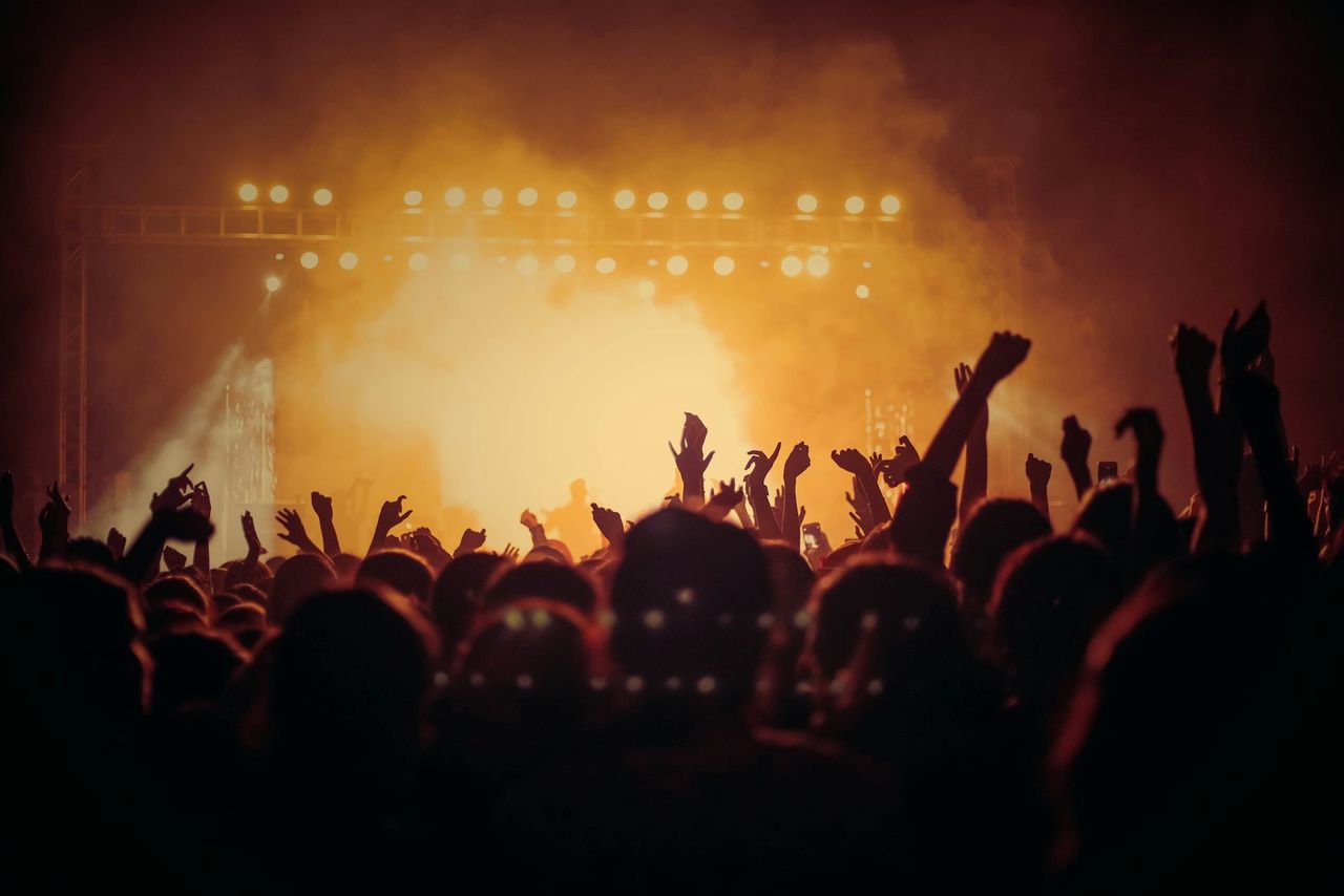 Liveband oder DJ für die Firmenfeier? Der ultimative Vergleich