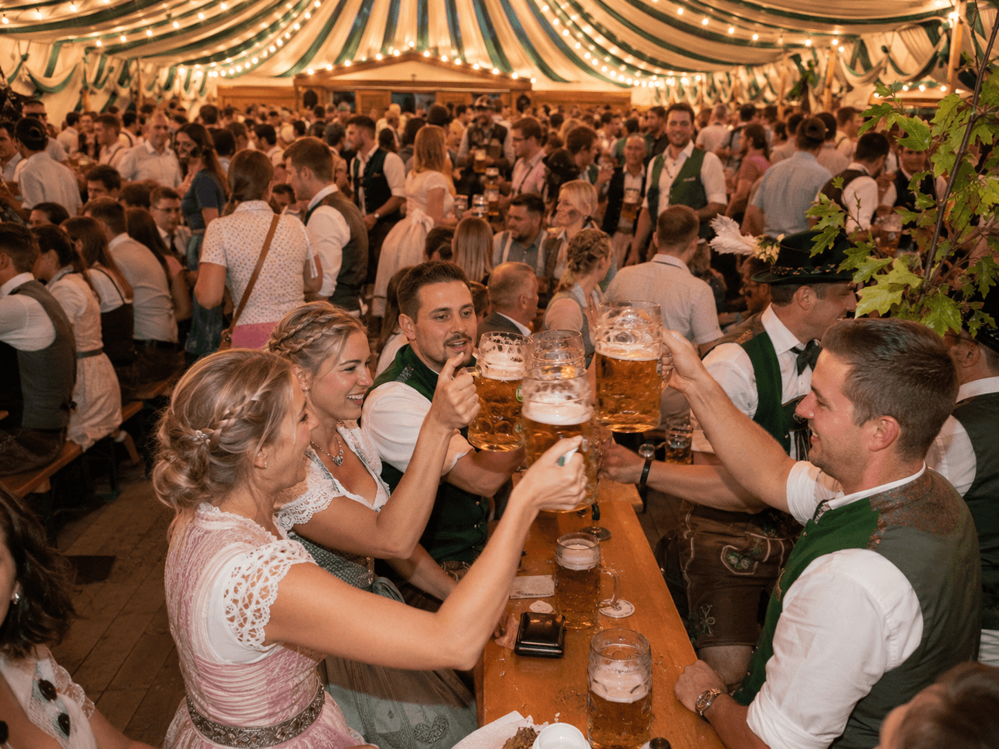 Festzelt-Stimmung beim Schützenfest mit Live-Band