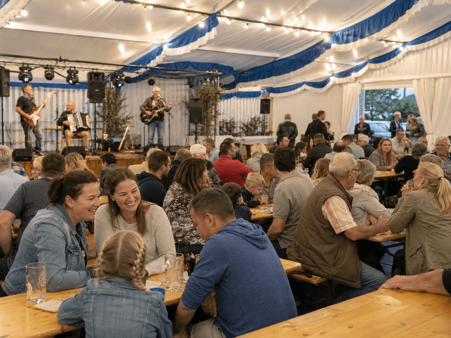 Vereinsfest mit Live-Band im Festzelt