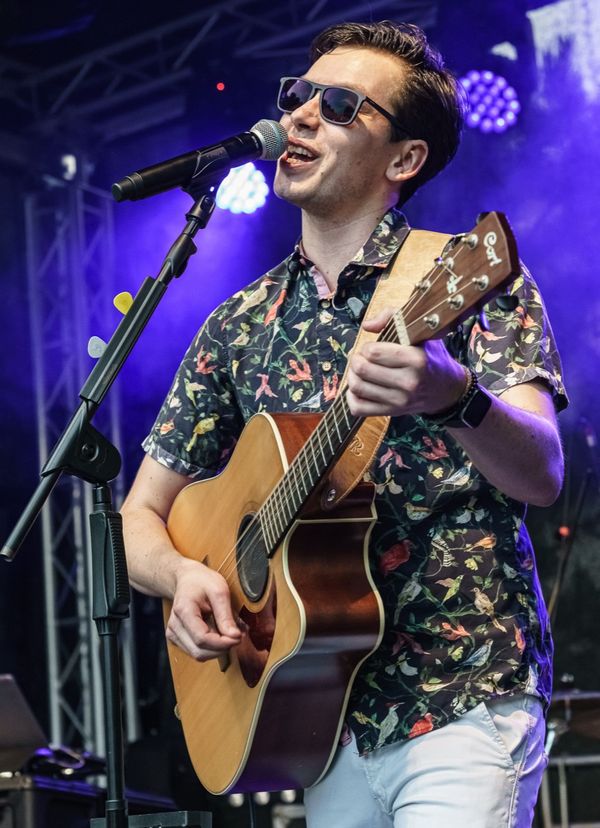 Gitarrist der Coverband Einzig & Artig